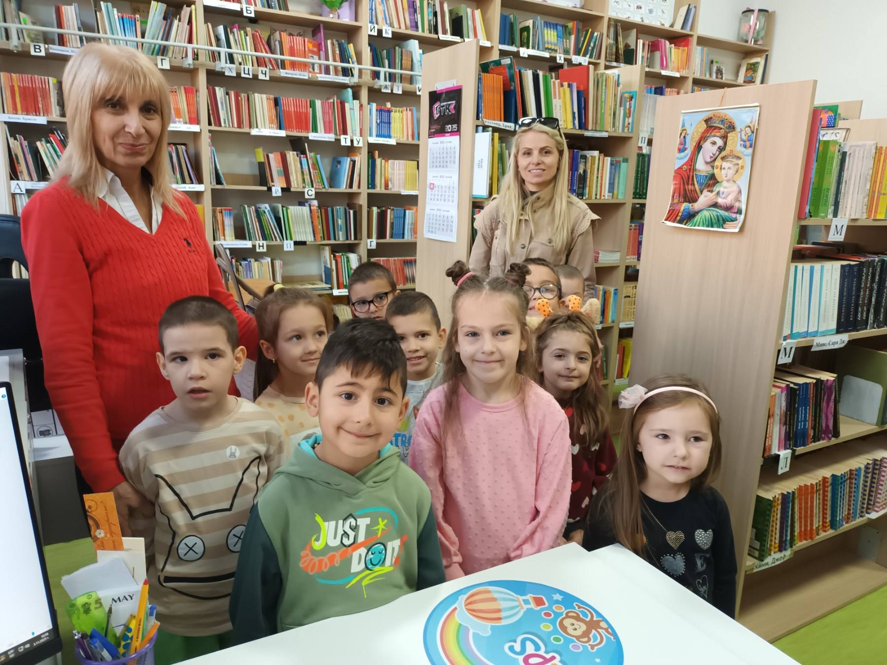 Хлапета се потопиха в царството на детските книги в РБ Д. Талев в Благоевград Хлапета се потопиха в царството на детските книги в РБ Д. Талев в Благоевград