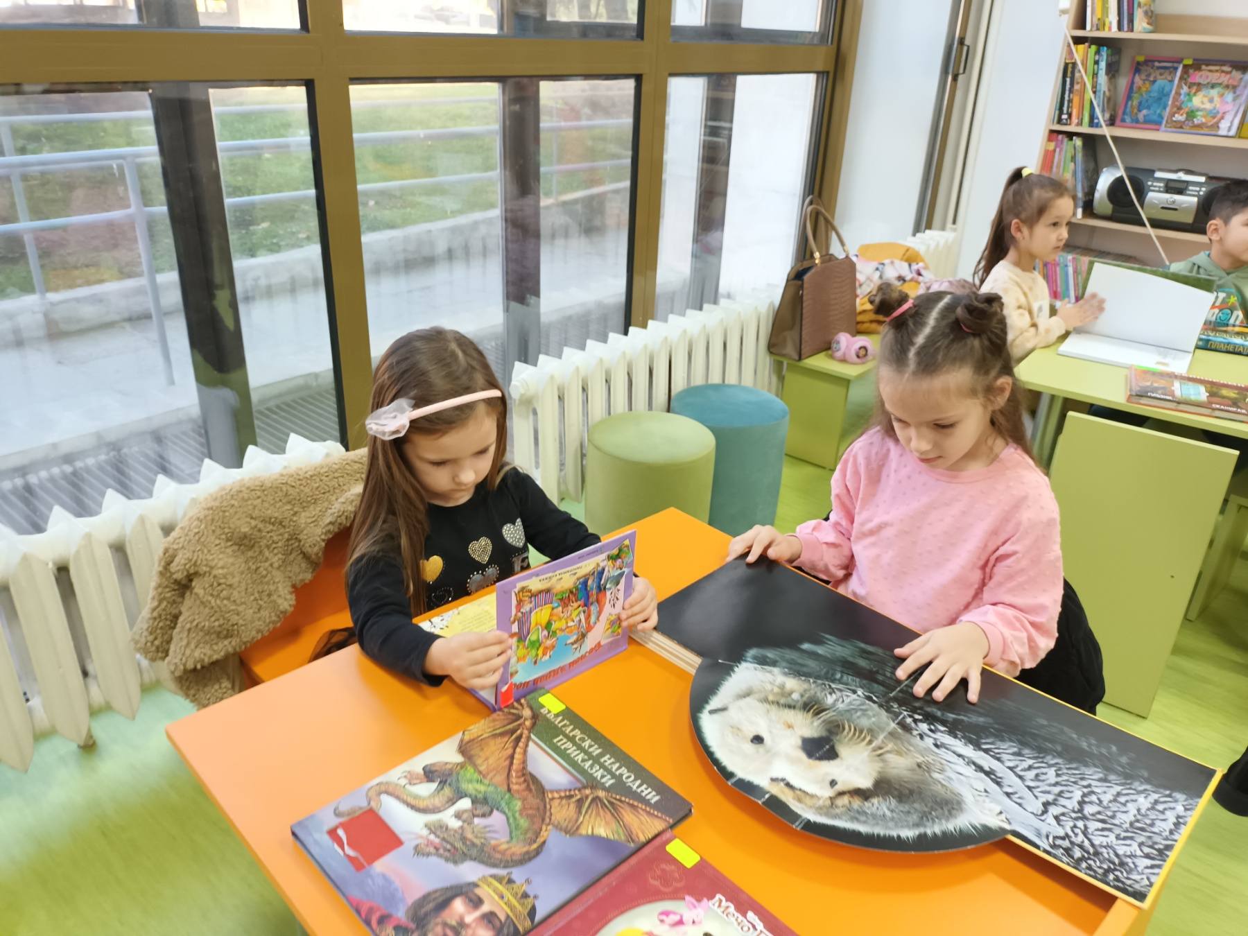 Хлапета се потопиха в царството на детските книги в РБ Д. Талев в Благоевград