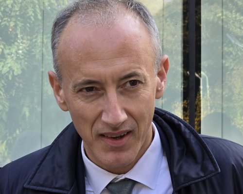 Министър Вълчев: Очаква се през януари да влезе в сила забраната на мобилни телефони в училищата