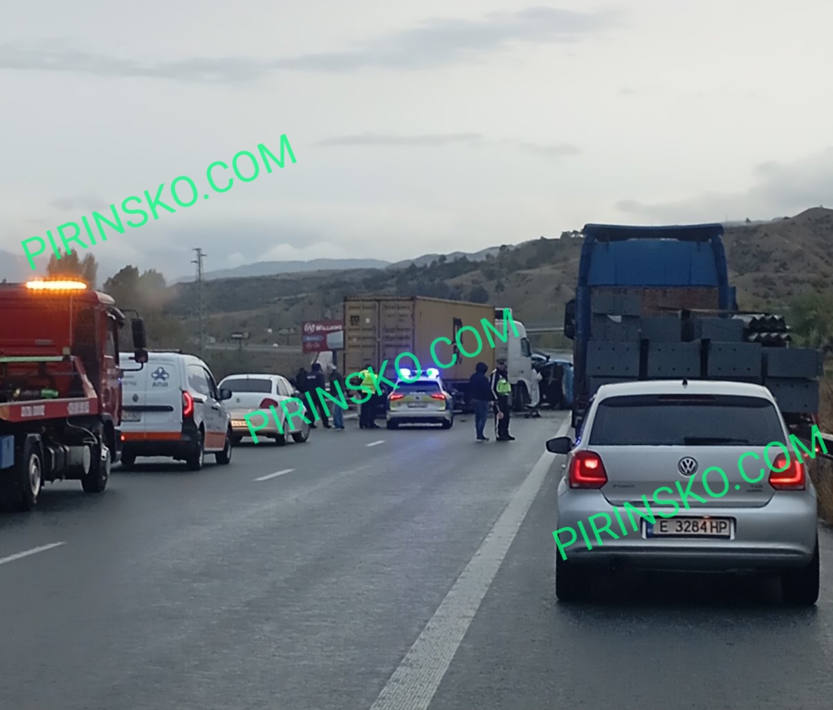 Движението по АМ Струма край Струмяни в посока София се осъществява в аварийната лента поради катастрофа между ТИР и бус Движението по АМ Струма край Струмяни в посока София се осъществява в аварийната лента поради катастрофа между ТИР и бус