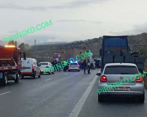 Движението по АМ Струма край Струмяни в посока София се осъществява в аварийната лента поради катастрофа между ТИР и бус