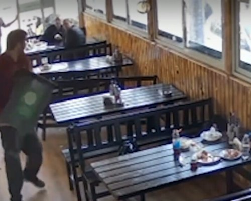 Мъж нападна с нож хора в пълен ресторант в София