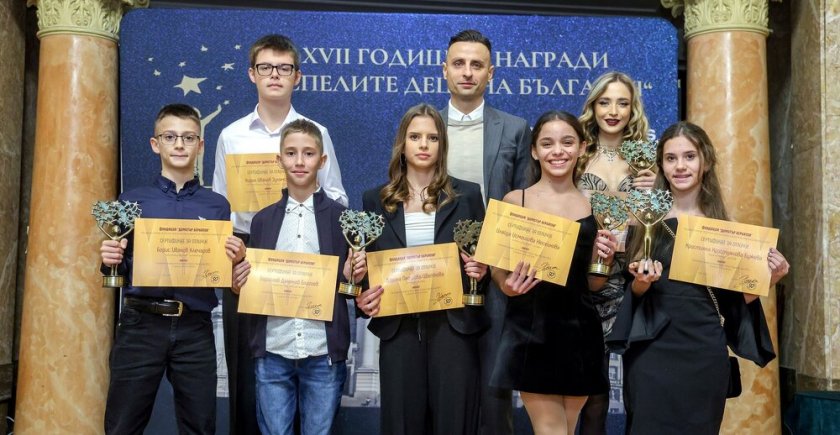 Фондацията на Димитър Бербатов връчи поредните си награди на успелите деца Фондацията на Димитър Бербатов връчи поредните си награди на успелите деца
