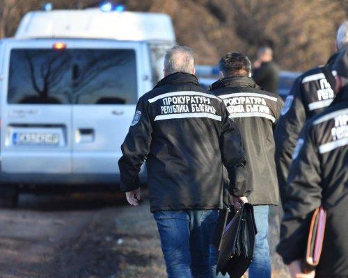 Задържаха седем мигранти в товарен автомобил на граничен пункт  Кулата ,  шофьорът е криминално проявен