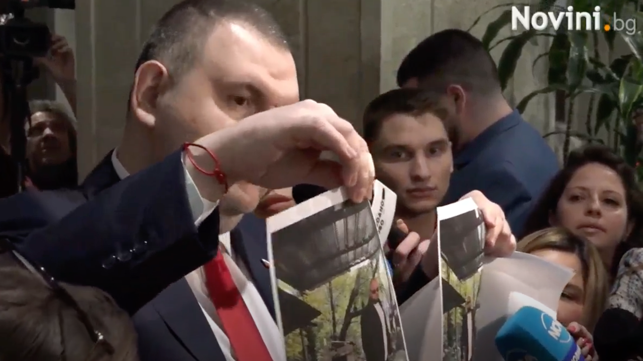 Делян Пеевски с нови обвинения към Бойко Рашков за навеса показa нови снимки пред журналисти Делян Пеевски с нови обвинения към Бойко Рашков за навеса показa нови снимки пред журналисти
