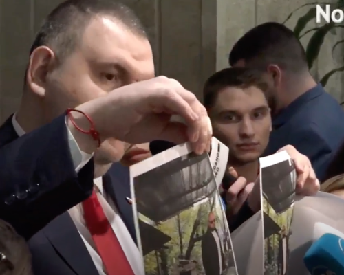 Делян Пеевски с нови обвинения към Бойко Рашков за  навеса  показa нови снимки пред журналисти