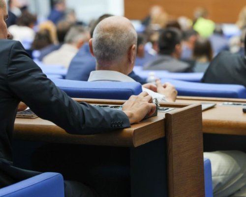 Депутатите не приеха да вдигнат парите за втората година майчинство