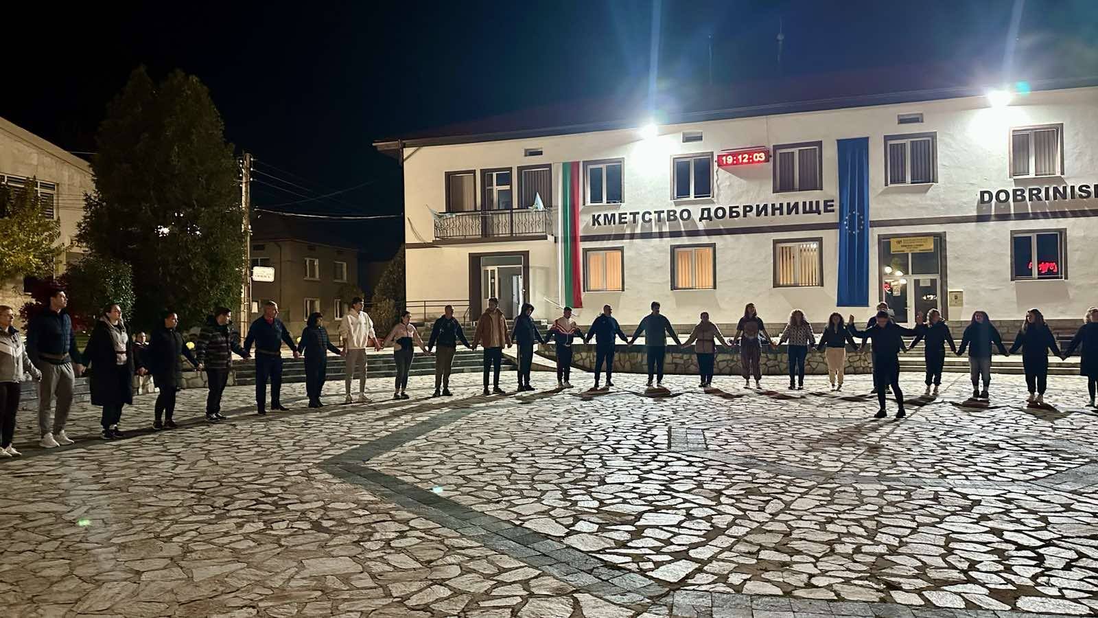 Младежи от четири държави се потопиха в магията на българските народни танци в Добринище Младежи от четири държави се потопиха в магията на българските народни танци в Добринище
