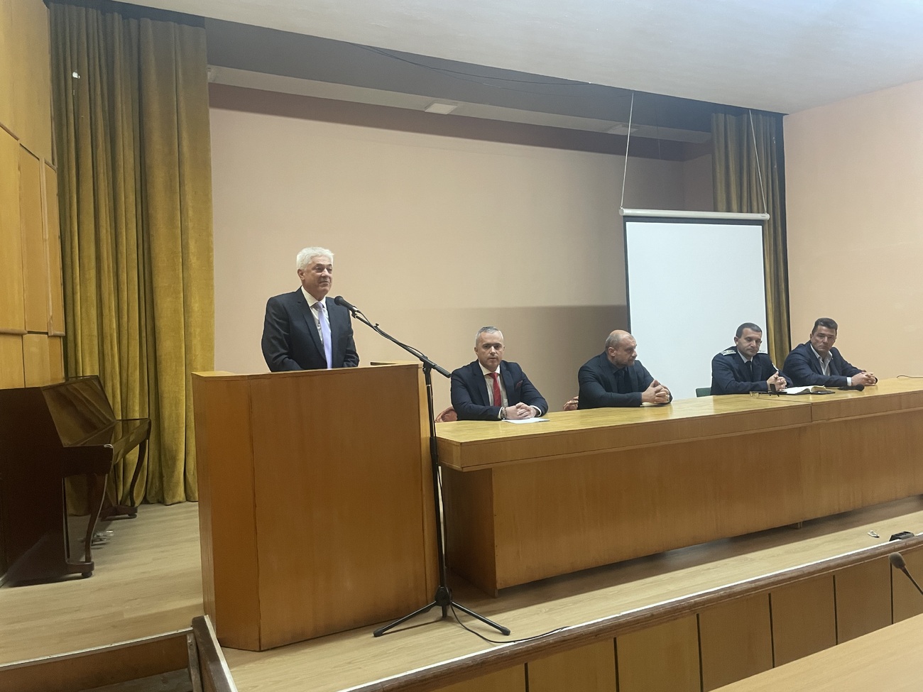 103 полицаи от Кюстендилска област наградени за високи резултати и професионализъм по повод Архангеловден 103 полицаи от Кюстендилска област наградени за високи резултати и професионализъм по повод Архангеловден