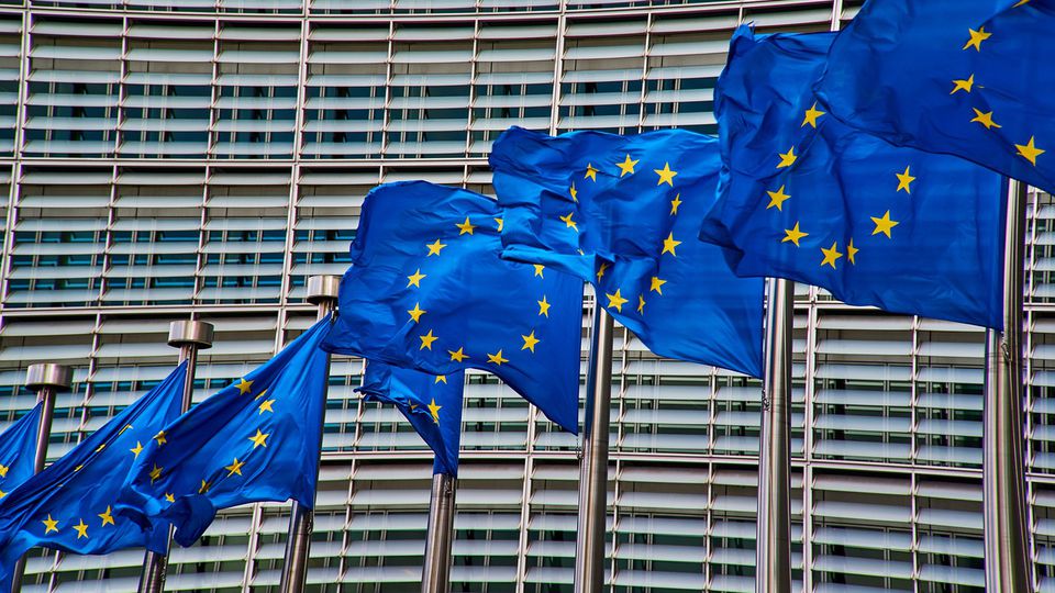 Еврокомисията спира 215 млн. евро по Плана за възстановяване заради неизпълнена антикорупционна реформа в България Еврокомисията спира 215 млн. евро по Плана за възстановяване заради неизпълнена антикорупционна реформа в България