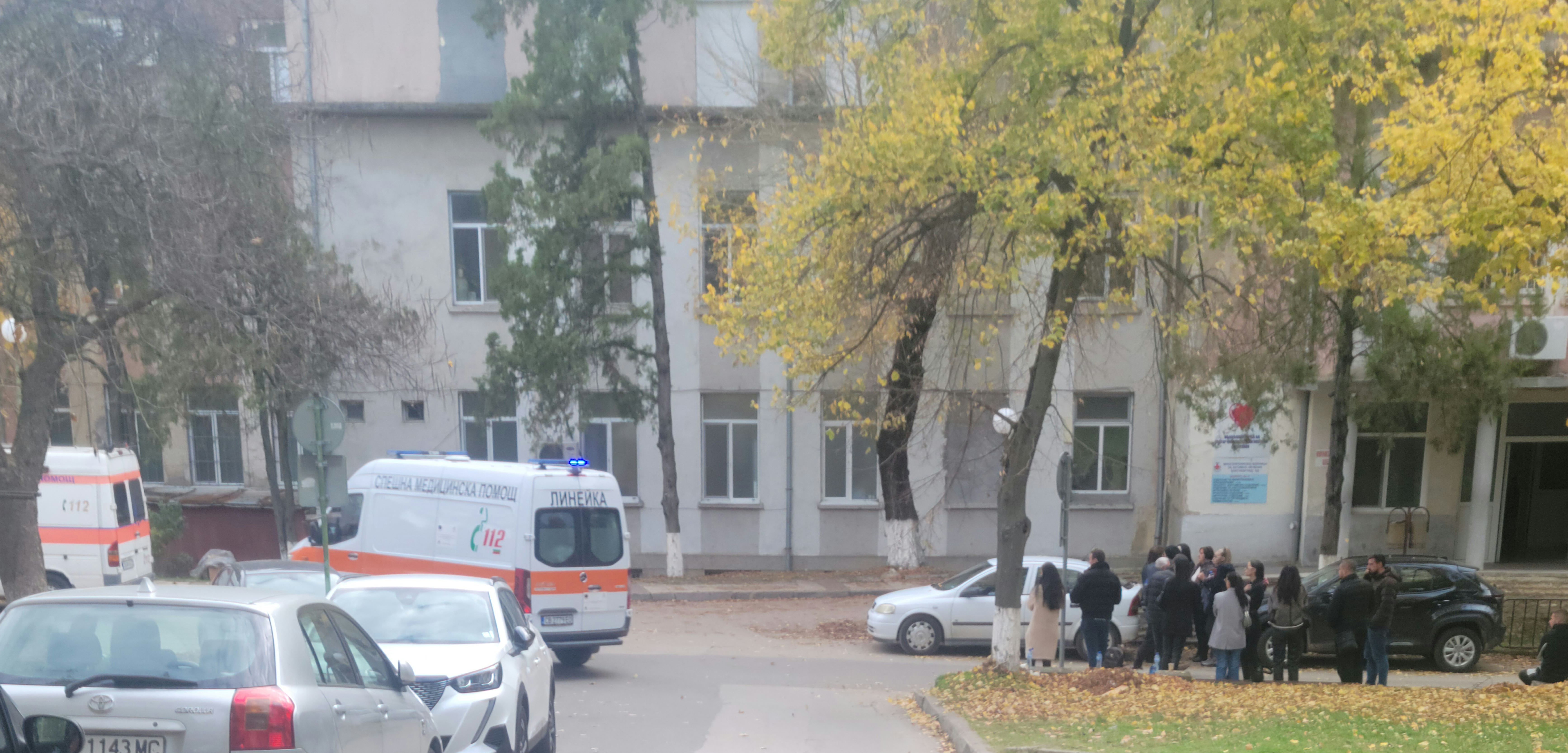 Близки и роднини на наръганата Ина се стекоха пред болницата в Благоевград тя е спасена и е без опасност за живота