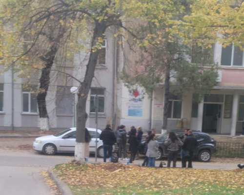 Близки и роднини на наръганата Ина се стекоха пред болницата в Благоевград тя е спасена и е без опасност за живота