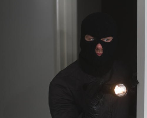 Крадци задигнаха пари и злато от къща в с. Баня