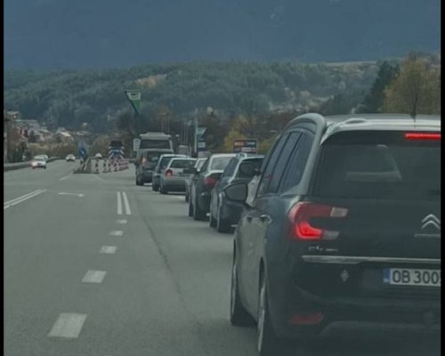 Километрично задръстване на входа на Дупница заради затворена тръба на тунела