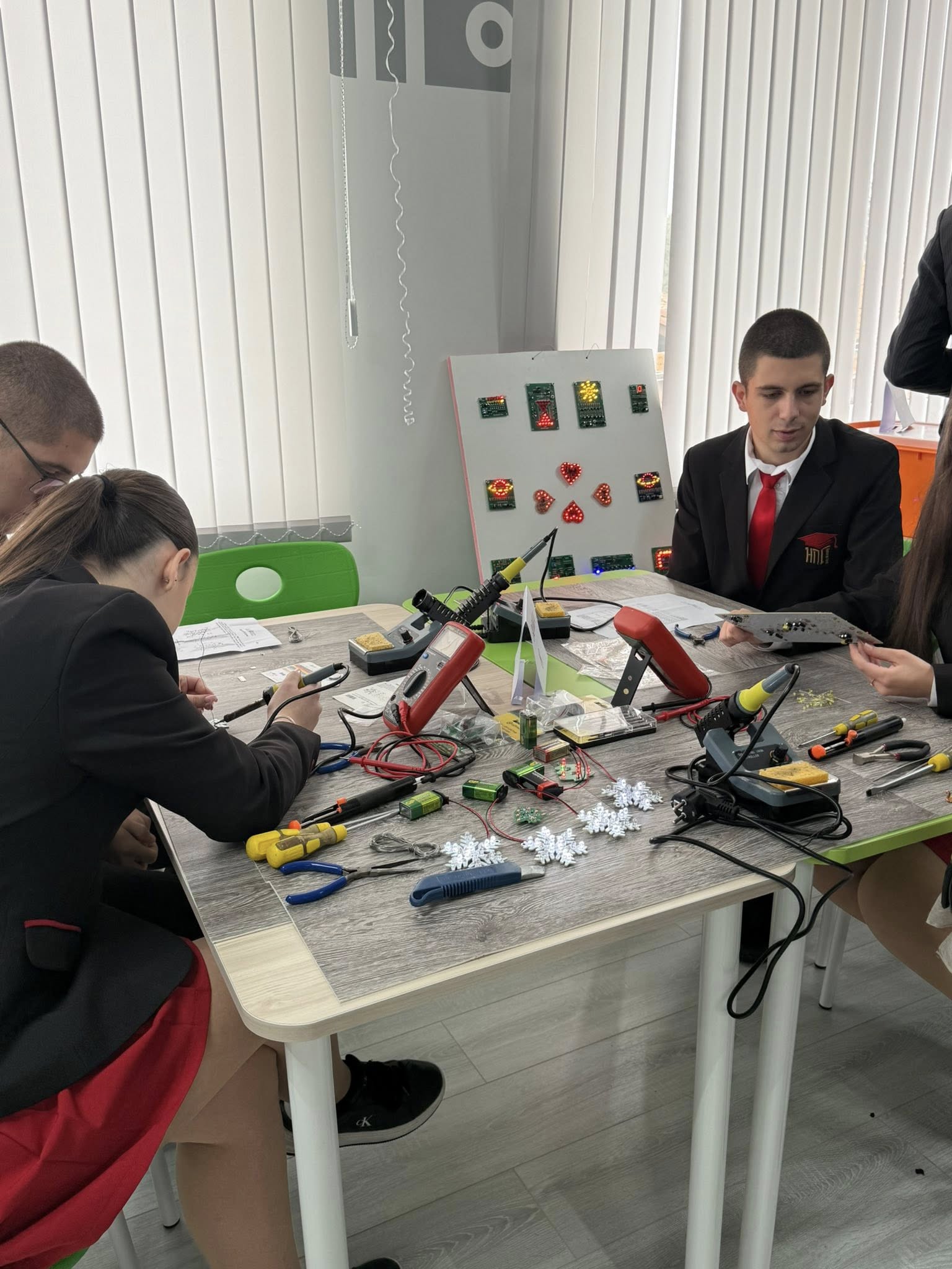 STEM център и две волейболни игрища откри министър Вълчев в Неврокопска професионална гимназия Димитър Талев в Гоце Делчев