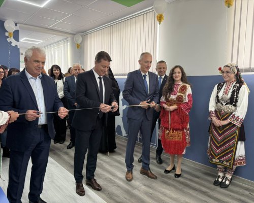 STEM център и две волейболни игрища откри министър  Вълчев в Неврокопска професионална гимназия Димитър Талев в Гоце Делчев