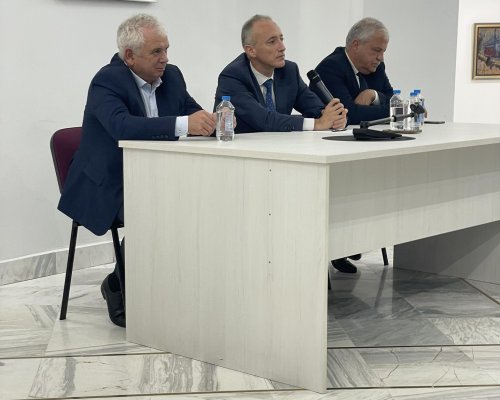 Топ гимназията  Пейо Кр. Яворов  в Гоце Делчев: учители и ученици с униформи впечатлиха министъра