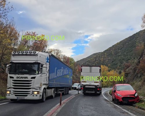 ВНИМАНИЕ, ШОФЬОРИ! Самокатастрофирал автомобил затруднява движението в Кресненското дефиле