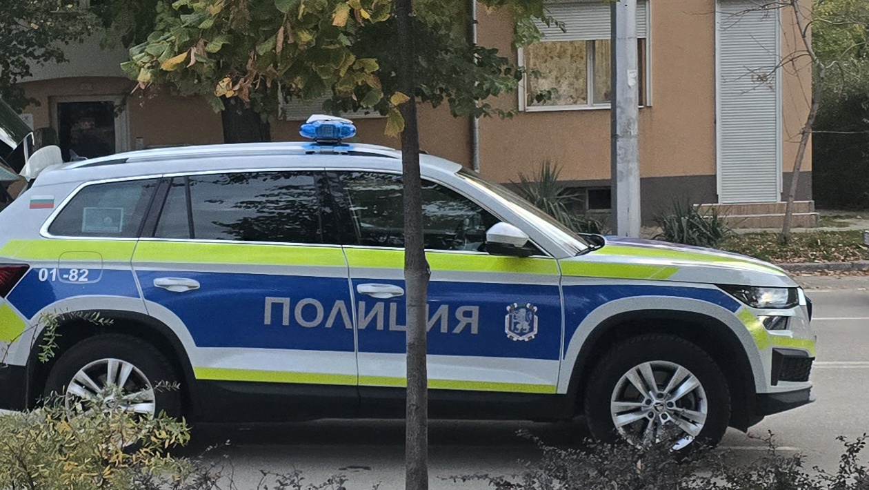 Двама нападнаха и ограбиха възрастна жена в с. Тешово, откраднати са 4 000 лева Двама нападнаха и ограбиха възрастна жена в с. Тешово, откраднати са 4 000 лева