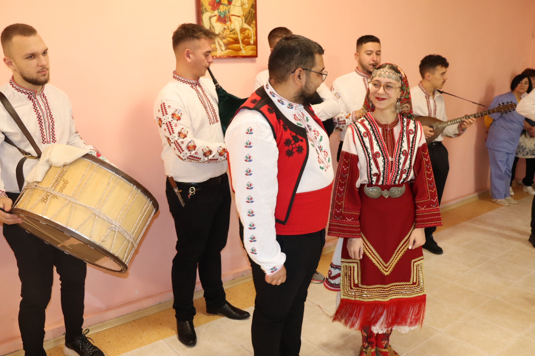 С музика и танци Домът Св. Мина в село Падеш отбеляза своя празник