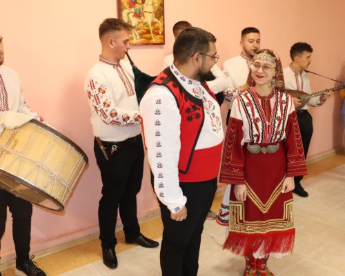 С музика и танци Домът Св. Мина в село Падеш отбеляза своя празник