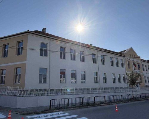 Министър Вълчев посети СУ Св. Св. Кирил и Методий в Гърмен и приветства обновеното училище като модел за енергийна ефективност