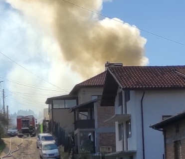 Пожар в село Краище -горят къща и плевня! Пожар в село Краище -горят къща и плевня!