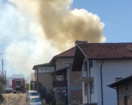 Пожар в село Краище -горят къща и плевня!