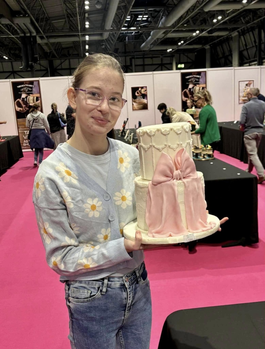Гордост: Яница Костадинова от Разлог впечатли Cake International в Бирмингам с двуетажна сватбена торта