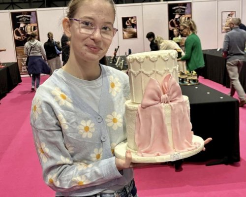 Гордост: Яница Костадинова от Разлог впечатли Cake International в Бирмингам с двуетажна сватбена торта
