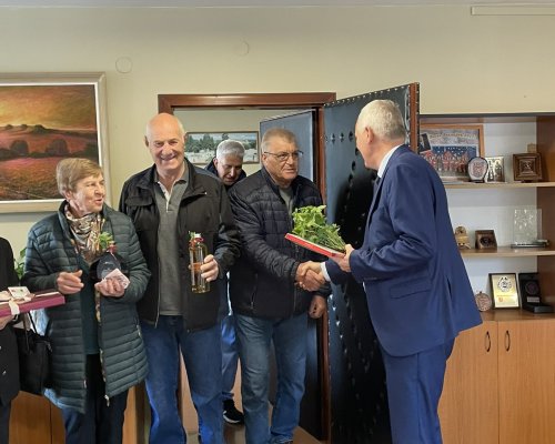Официално поканиха кмета на Разлог за кум на 113 сватби!