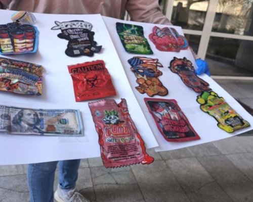 Внимание! Предлагат наркотици в пликчета за семки и бонбонки
