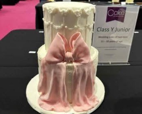 Яница Костадинова от Разлог впечатли света с двуетажна сватбена торта на международното състезание Cake International
