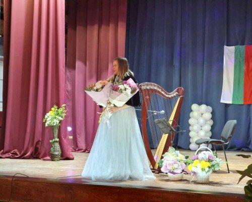 Нежните струни на арфата огласиха сцената на читалището в Белица