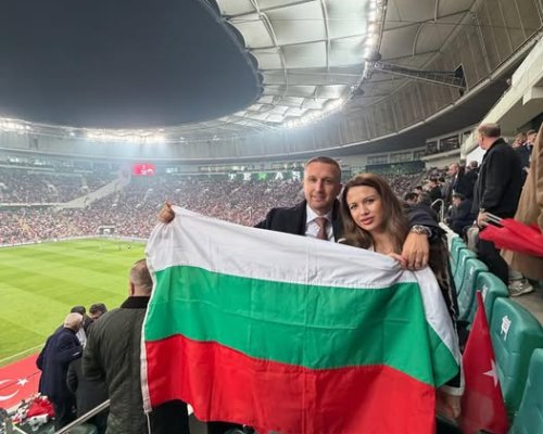 Кметът на Белица и чаровната му съпруга Саня развяха българския флаг на стадион Тимса Арена в Бурса