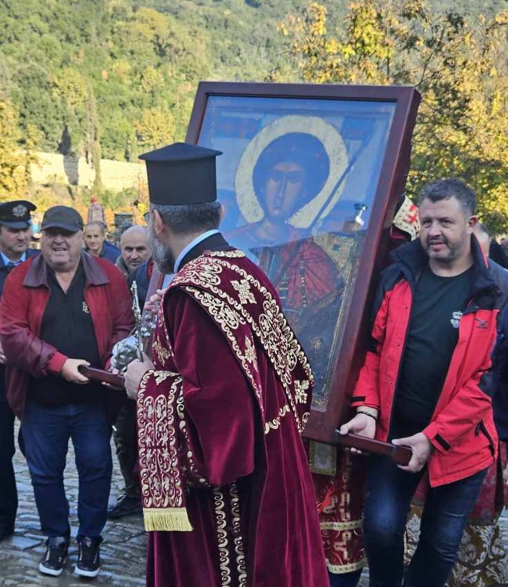 Босът на Славия Венци Стефанов носи чудотворната икона на Св. Георги в Зографския манастир