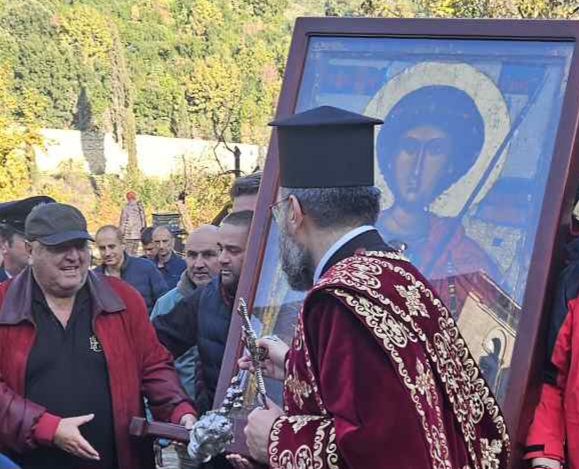 Босът на Славия Венци Стефанов носи чудотворната икона на Св. Георги в Зографския манастир Босът на Славия Венци Стефанов носи чудотворната икона на Св. Георги в Зографския манастир