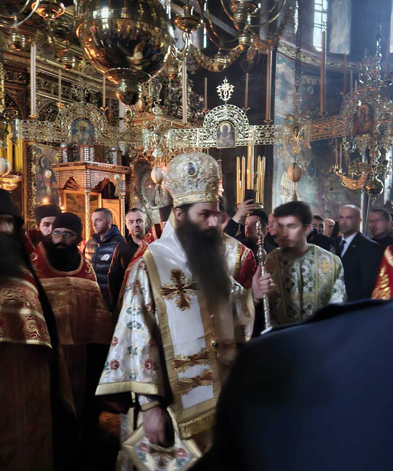 Босът на Славия Венци Стефанов носи чудотворната икона на Св. Георги в Зографския манастир