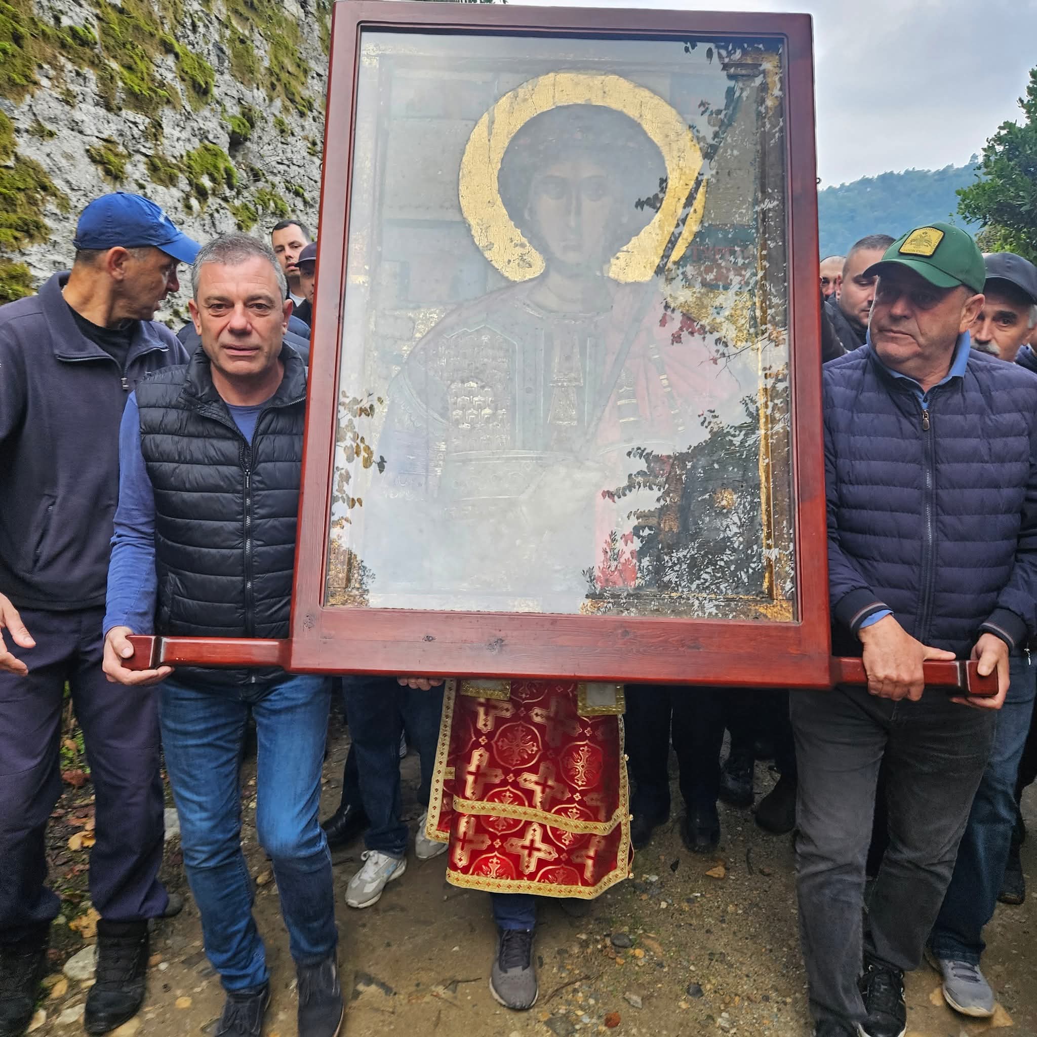 Босът на Славия Венци Стефанов носи чудотворната икона на Св. Георги в Зографския манастир