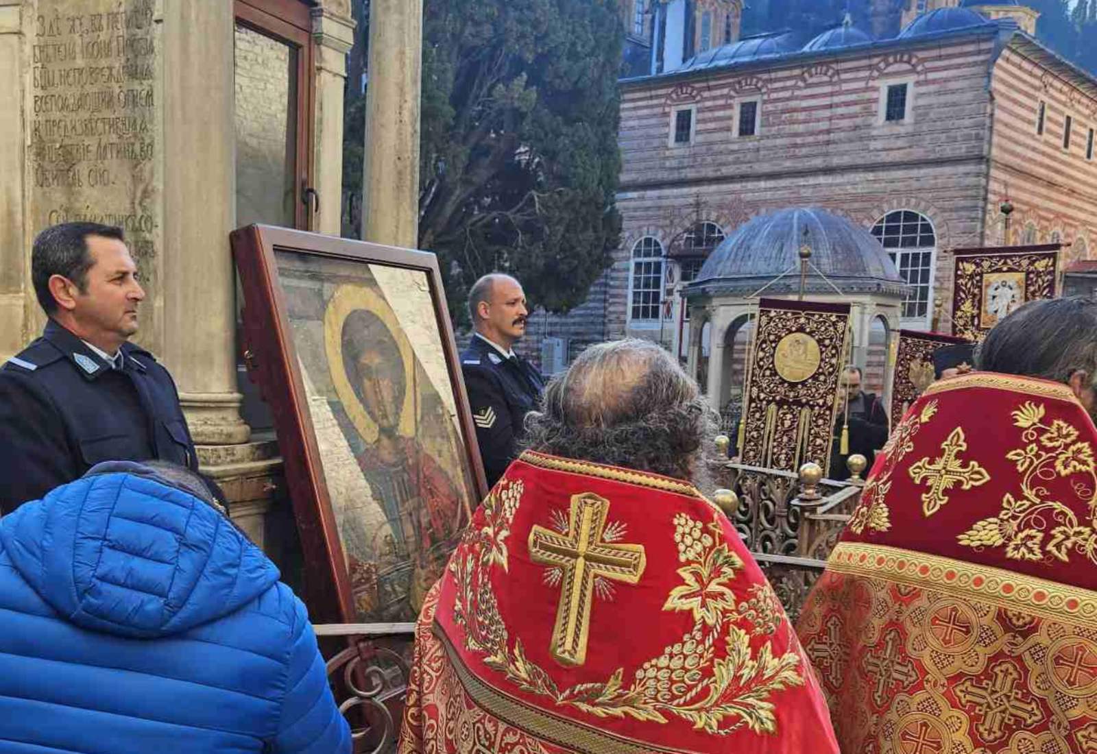 Босът на Славия Венци Стефанов носи чудотворната икона на Св. Георги в Зографския манастир