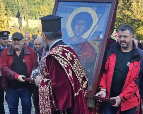 Босът на  Славия  Венци Стефанов носи чудотворната икона на Св. Георги в Зографския манастир