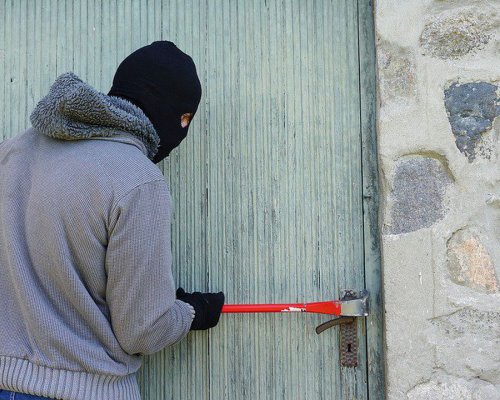 Взлом в Самораново: 68-годишен задигна резачка и туба бензин