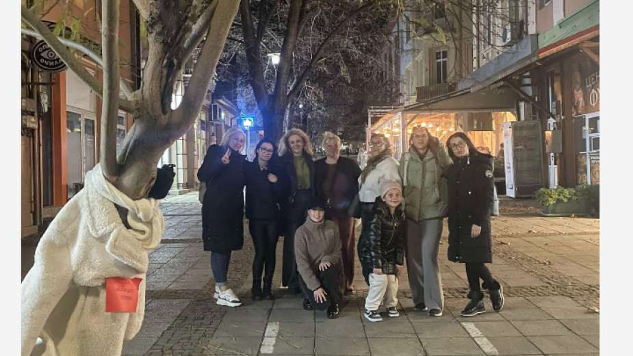 Споделената зима е топла”: Доброволци облякоха дърветата в Дупница с топли дрехи Споделената зима е топла”: Доброволци облякоха дърветата в Дупница с топли дрехи