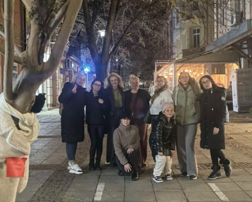 Споделената зима е топла”: Доброволци облякоха дърветата в Дупница с топли дрехи