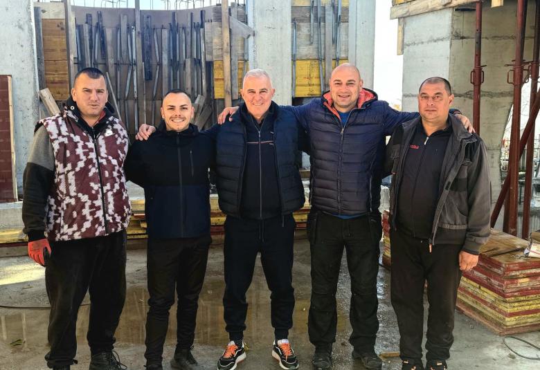 Кметове и майстори рамо до рамо в строежа на храм Възкресение Лазарово в Симитли Кметове и майстори рамо до рамо в строежа на храм Възкресение Лазарово в Симитли