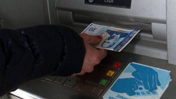 Банкоматите се задръстиха! Всеки иска да си внесе левовете Банкоматите се задръстиха! Всеки иска да си внесе левовете