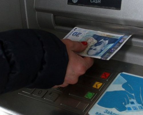 Банкоматите се задръстиха! Всеки иска да си внесе левовете