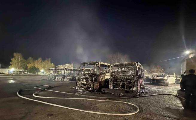 Пожар изпепели автобуси и автомобили в база на Общински превози в Костинброд Пожар изпепели автобуси и автомобили в база на Общински превози в Костинброд