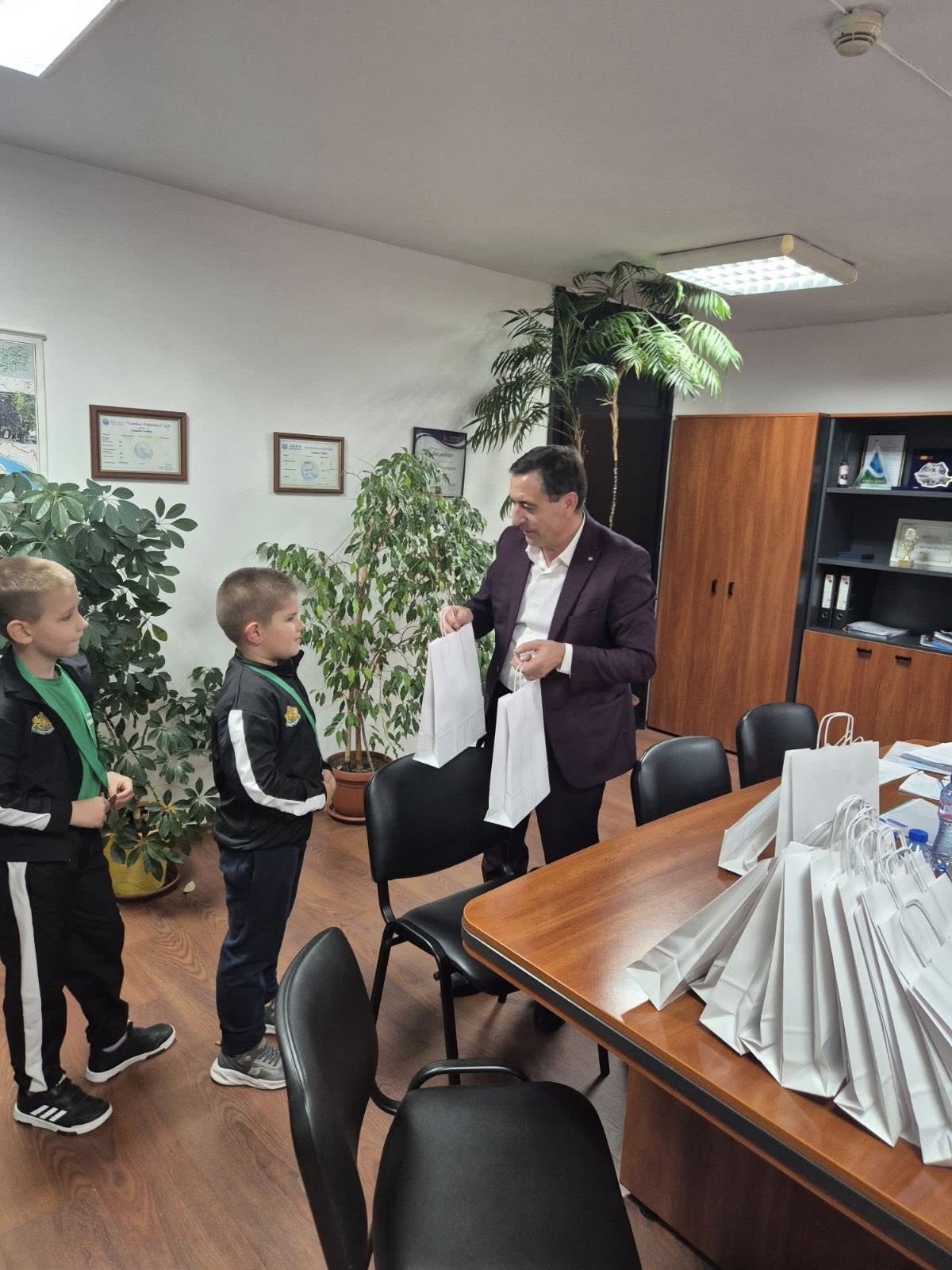 Кметът на Гърмен награди малките борци от Дебрен, участвали в международния турнир в Гоце Делчев
