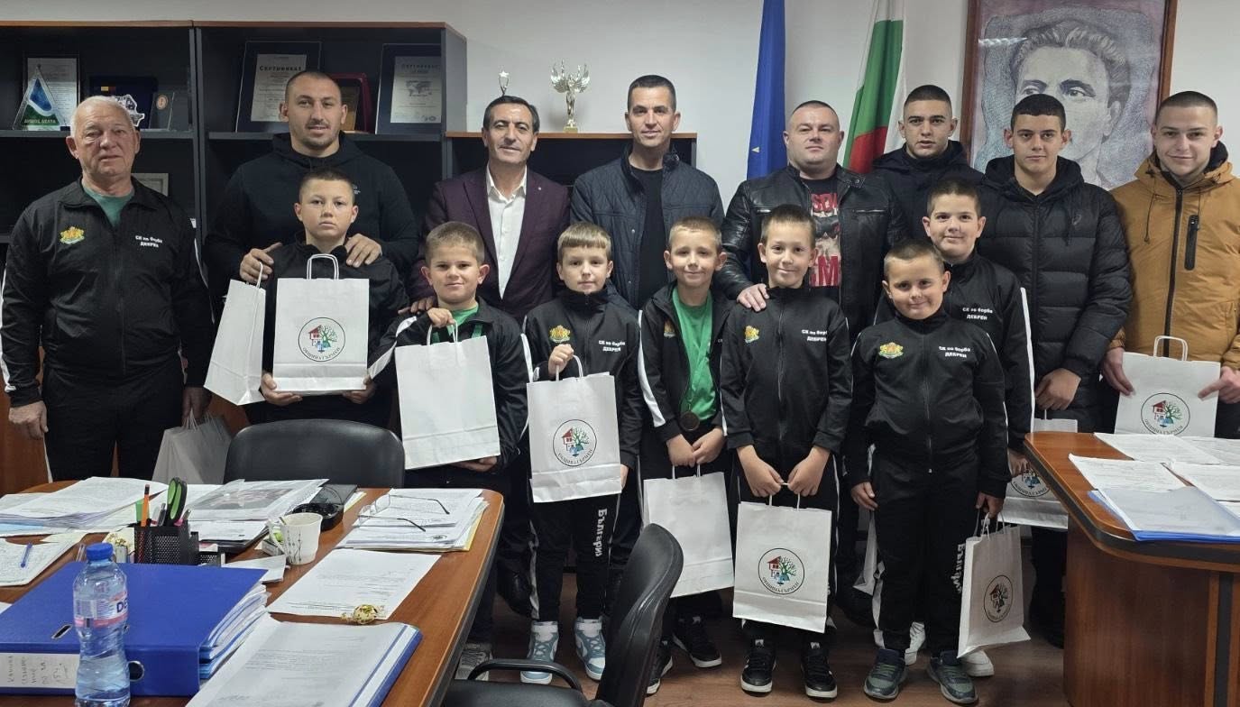 Кметът на Гърмен награди малките борци от Дебрен, участвали в международния турнир в Гоце Делчев Кметът на Гърмен награди малките борци от Дебрен, участвали в международния турнир в Гоце Делчев